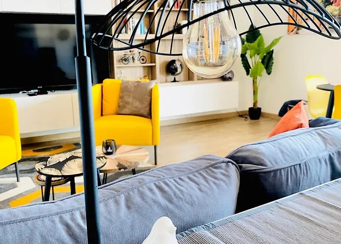 Yellow Proche De La Gare De